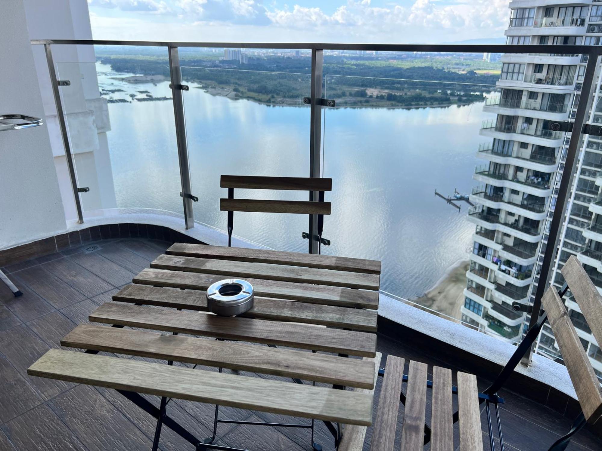 Dangabay 2r 4pax With Balcony Seaview Near Ciq By Wehome Apartment