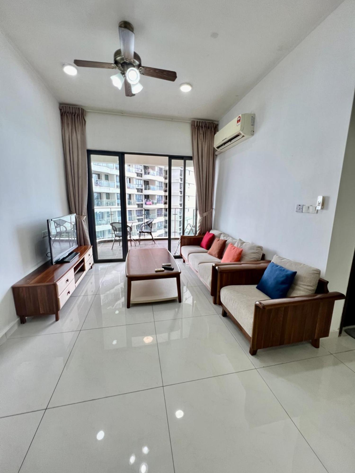 Dangabay Seaview 2r2b 4-6pax With Balcony Pangsapuri Johor Bahru
